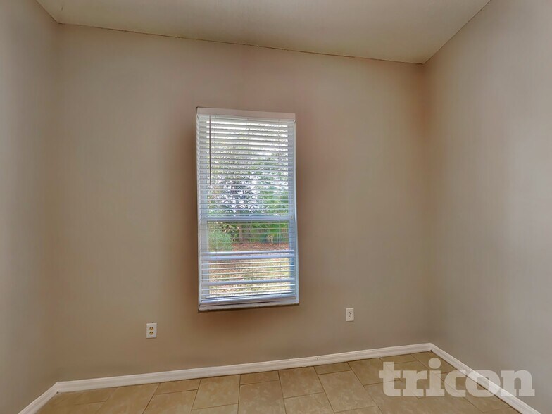 Building Photo - 250 Parkview Dr