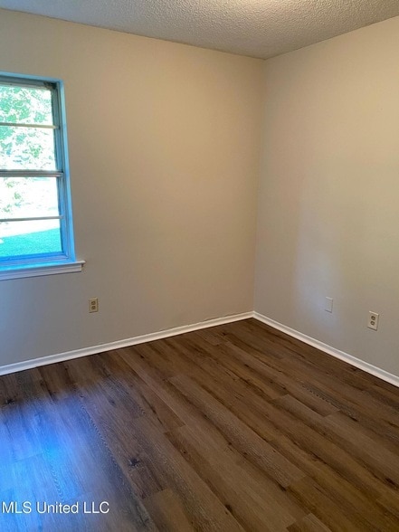 Building Photo - 5630 Crestwood Dr