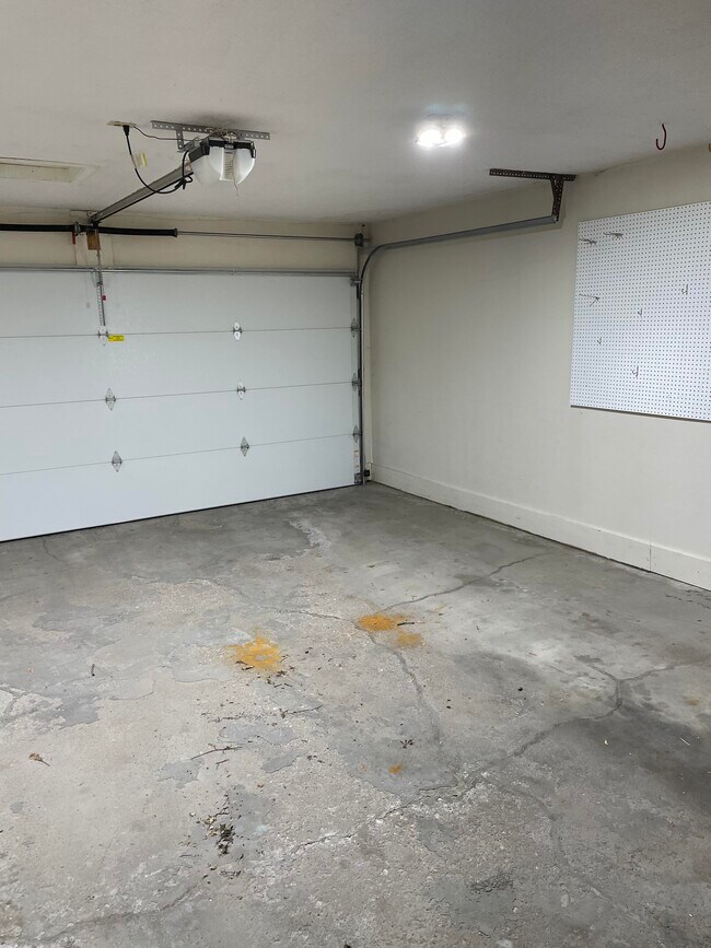 2-Car Garage - 1505 Little Bluestem Ct