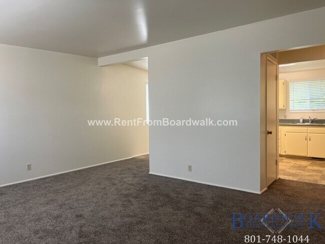 Building Photo - 1195 E Roosevelt Ave