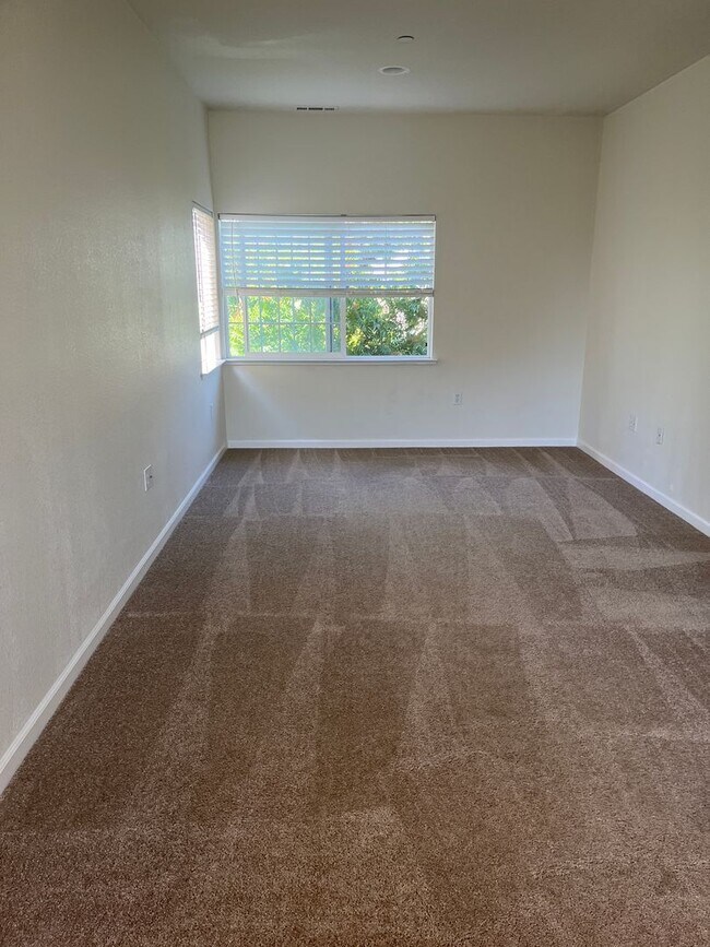 Building Photo - 3 bedroom 2.5 bath town home with large bo...