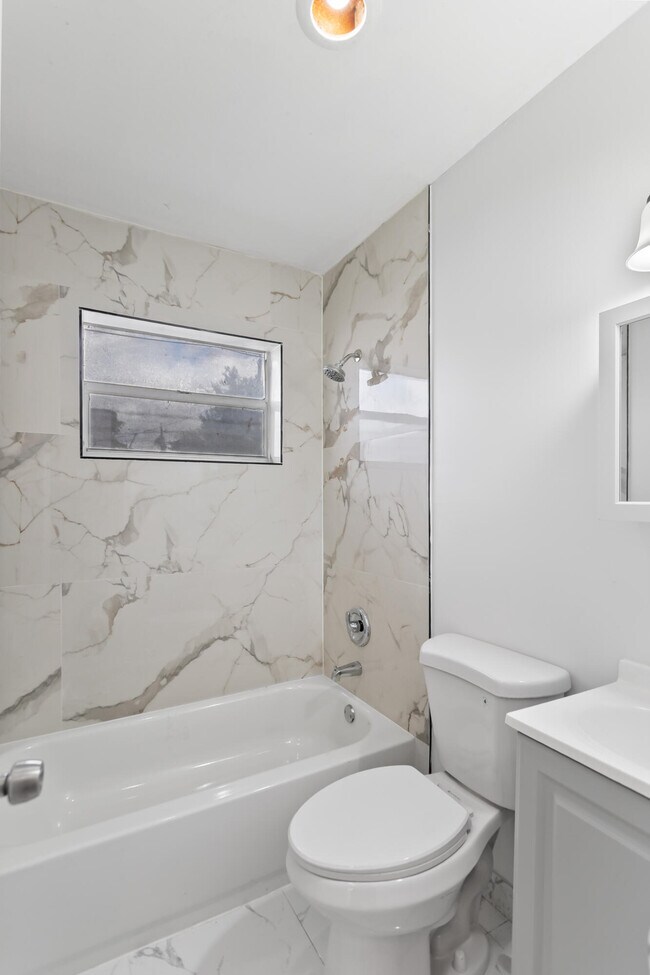 Building Photo - 804 NW 2nd Ave