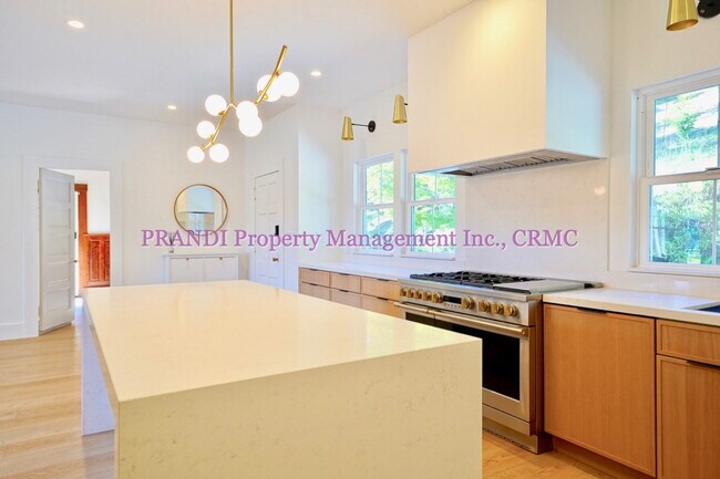 Building Photo - Classic, Modern and Private Home with Fres...