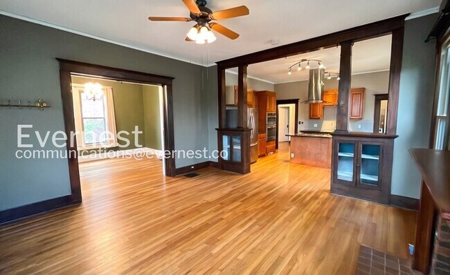 Building Photo - 3 Bed/2 Bath Home with Fenced Yard / Pet-Friendly / Available Now!