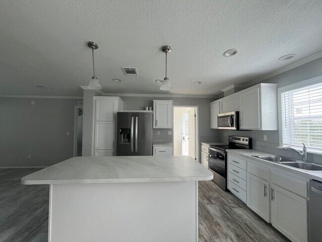 Building Photo - 3 Eland Dr