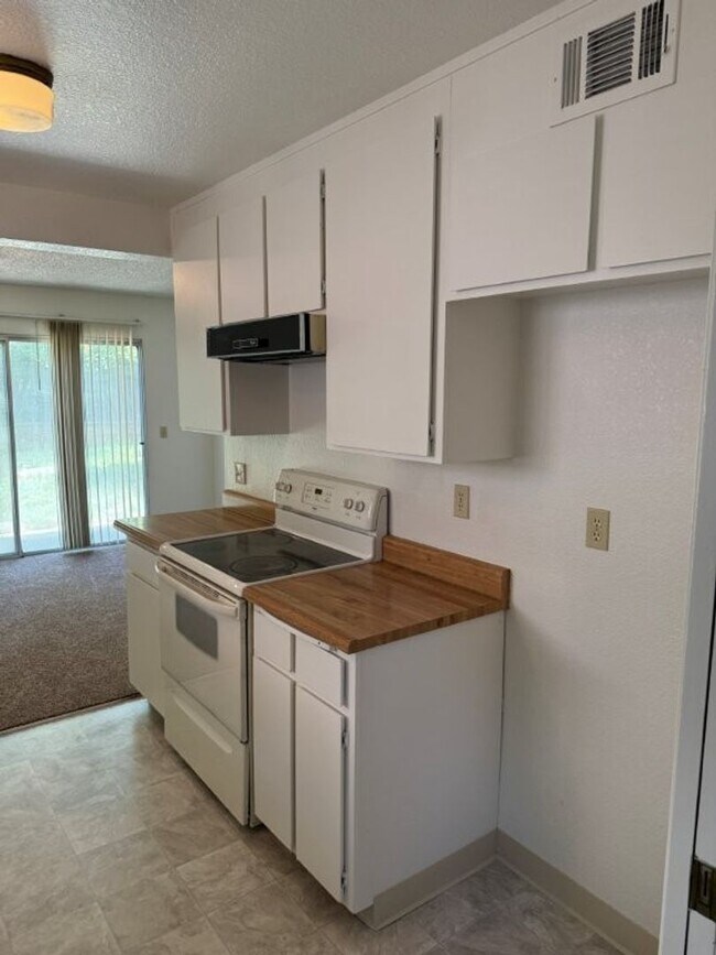 Building Photo - 990/992 JUSTIN DUPLEX