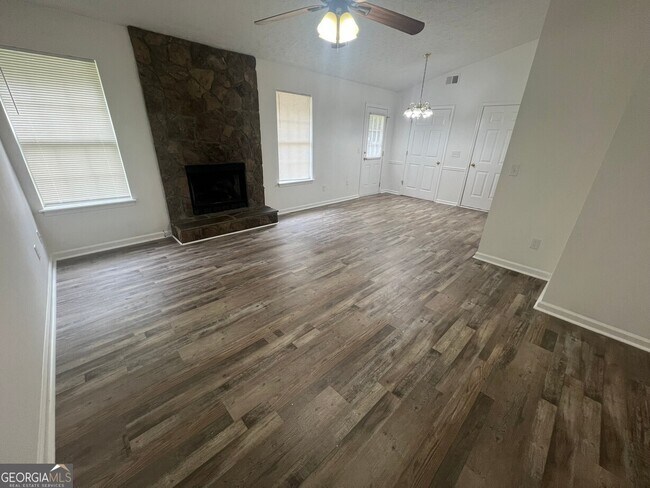 Building Photo - 545 E Country Woods Dr