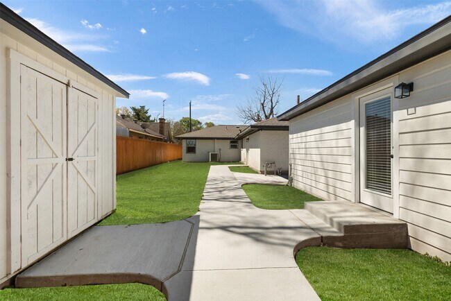 Building Photo - 1003 Claxton St