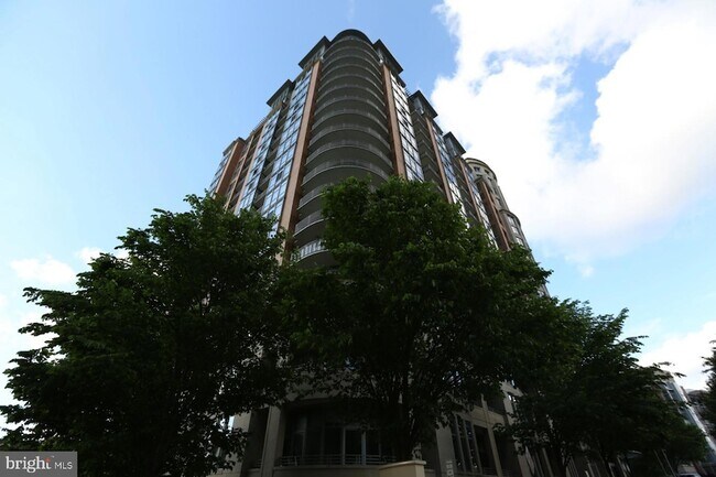 Building Photo - 8220 Crestwood Heights Dr