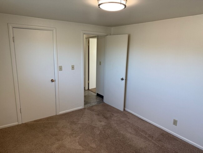 Building Photo - Large upstairs 2 bedroom apartment!