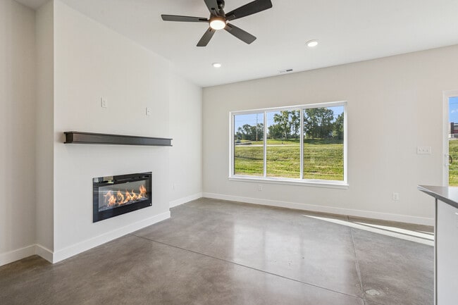 Building Photo - 602 Creekside Ln