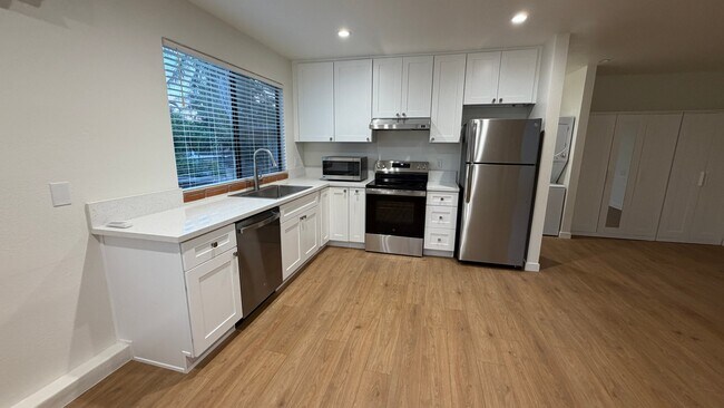 Building Photo - 1527 Calavo Rd
