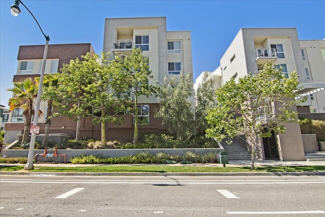 Building Photo - 12655 Bluff Creek Dr