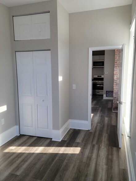 Building Photo - 2317 Main St