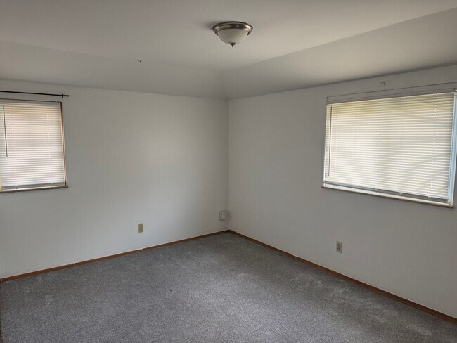 Building Photo - 4942-4944 Beacon Hill