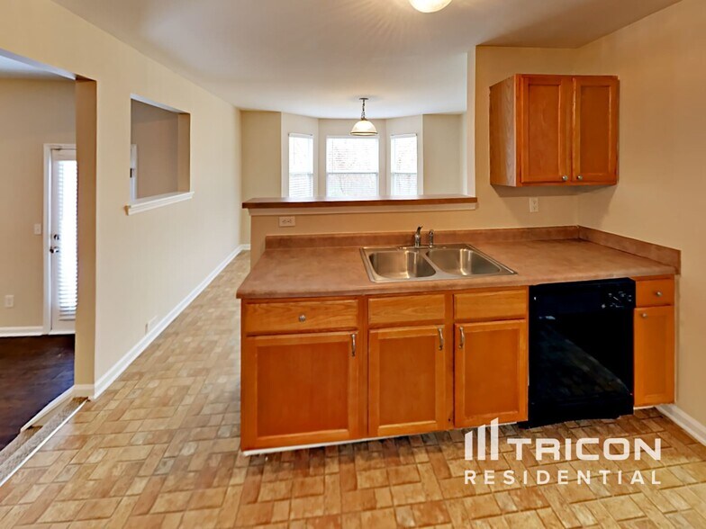 Building Photo - 11051 Southwood Dr