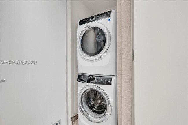 Building Photo - 18975 Collins Ave