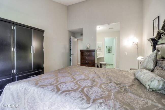 Building Photo - 37000 Meadowbrook Common