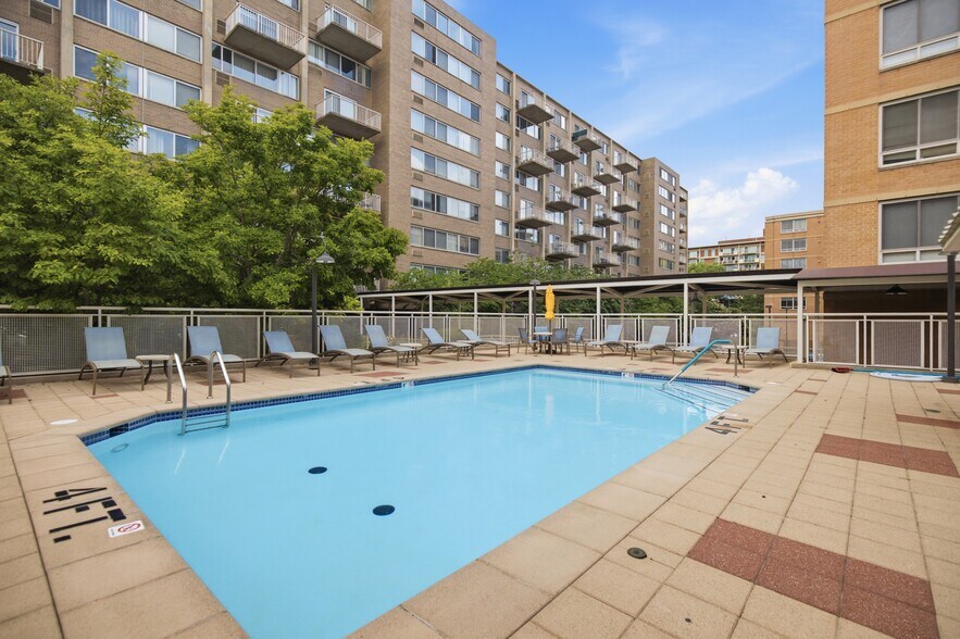 Pool - 800 4th St SW