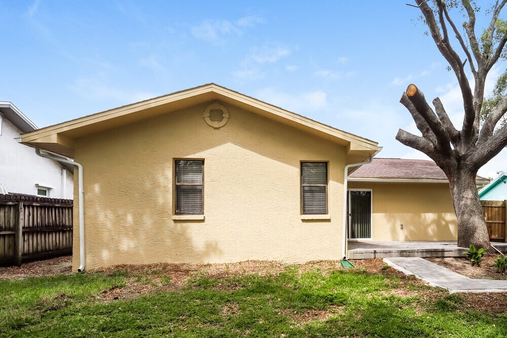 Building Photo - 12873 Pineway Dr