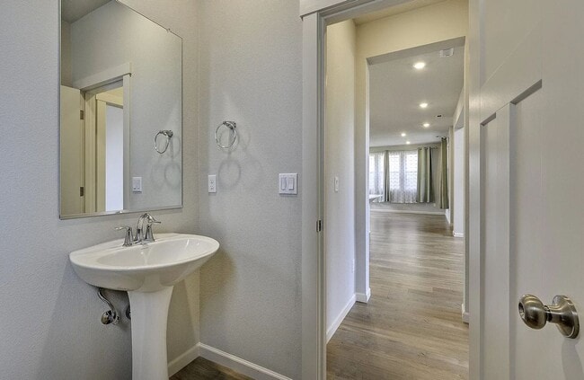 Building Photo - Discover the Charm of This Elegant North P...