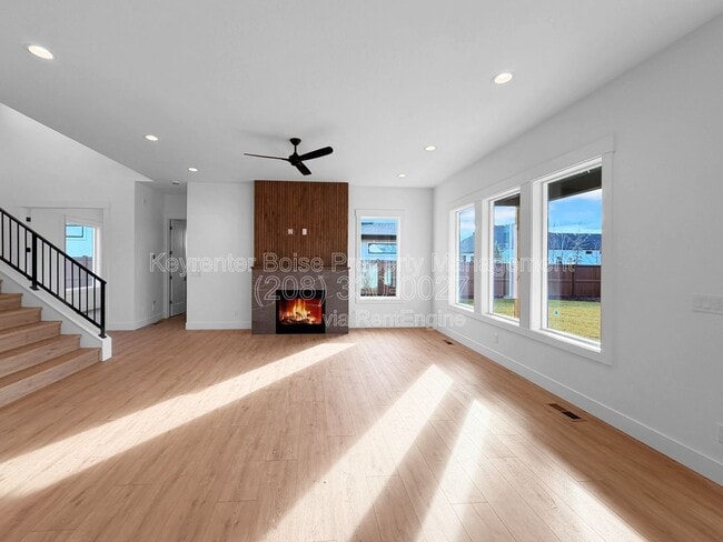 Building Photo - 891 N Gracie Ave