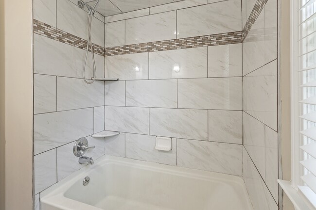 Building Photo - 1792 Roslyn Rd