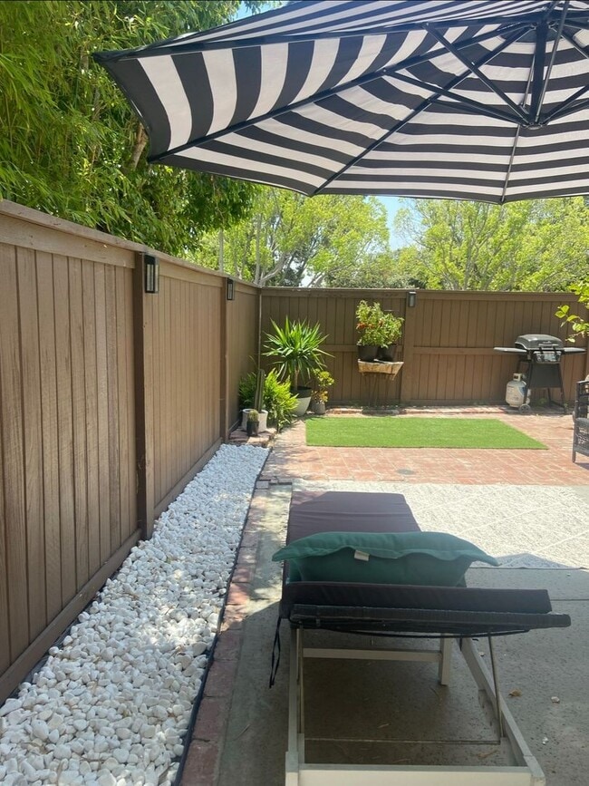 Building Photo - Remodeled townhome located in the Cape at ...