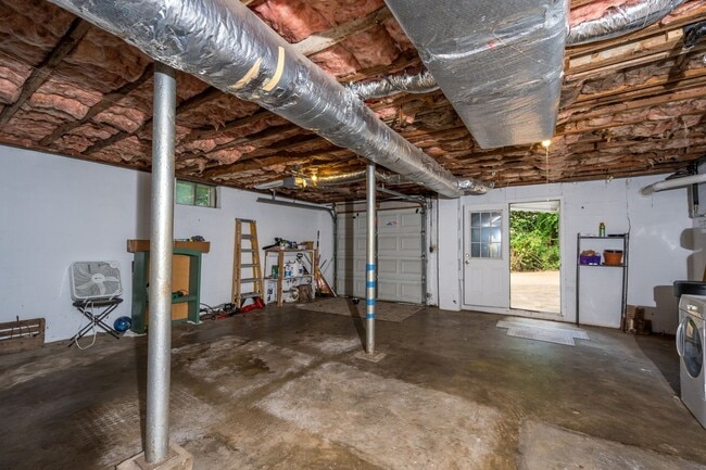 Building Photo - **UPDATED 3-BEDROOM DUPLEX WITH ATTACHED G...