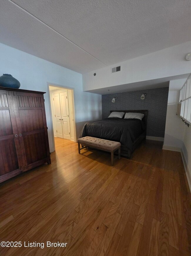 Building Photo - 1 Riverpointe Plaza