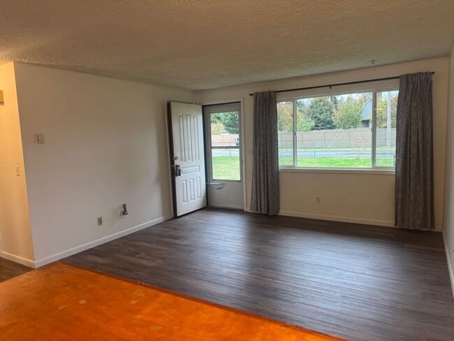 Building Photo - Large 2 bedroom duplex