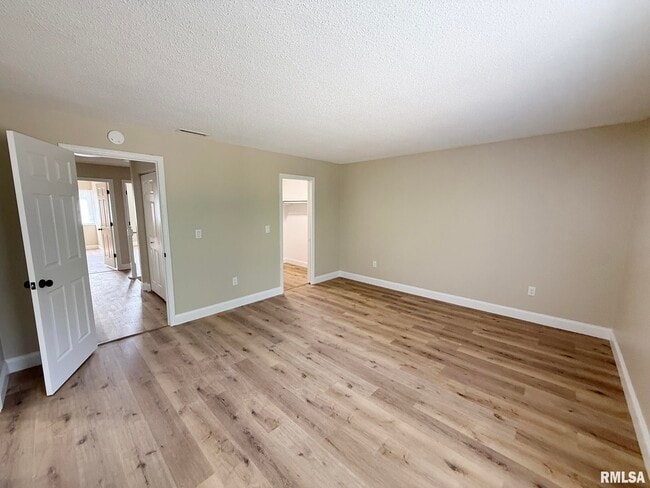 Building Photo - 3440 Villa Ridge