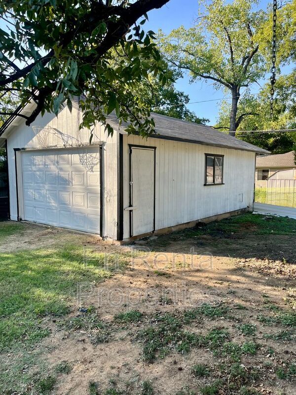 Building Photo - 826 Highland Dr
