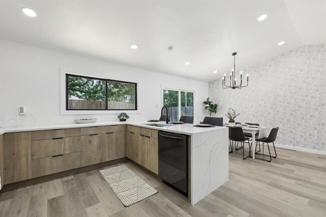 Building Photo - 2615 Baxter Dr