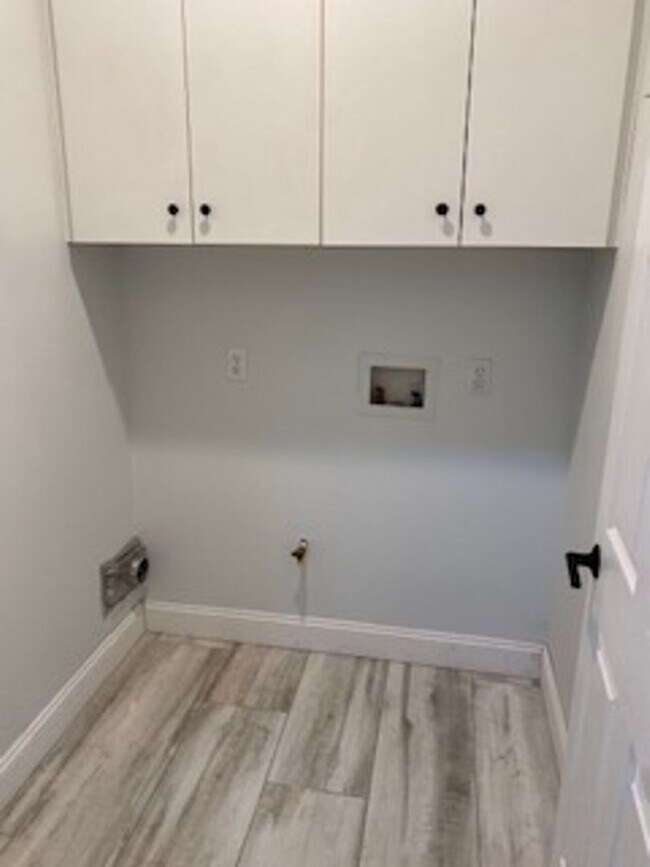 Building Photo - Beautiful Detached 4 bedroom, 2.5 Bath Tow...