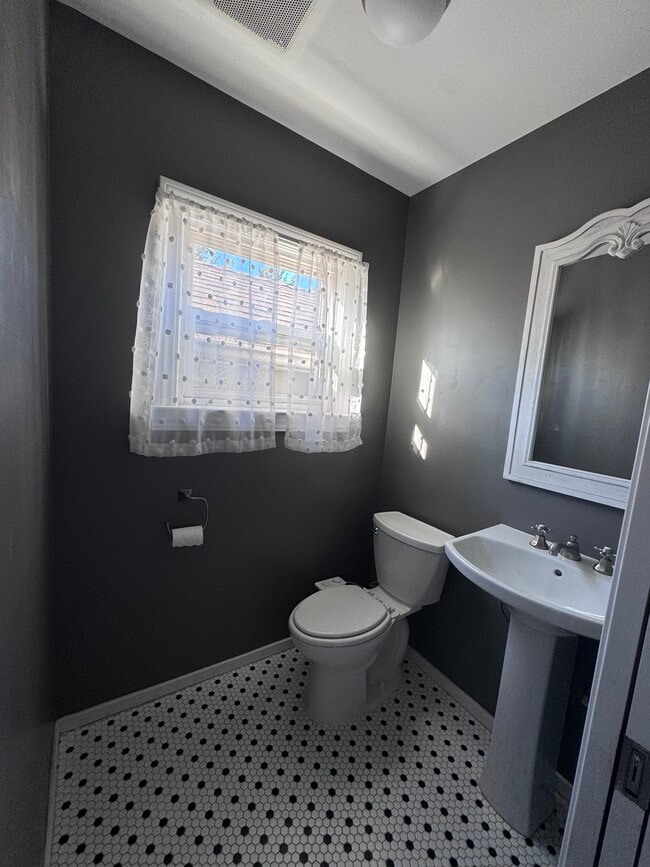 Building Photo - 1136 Hayes St