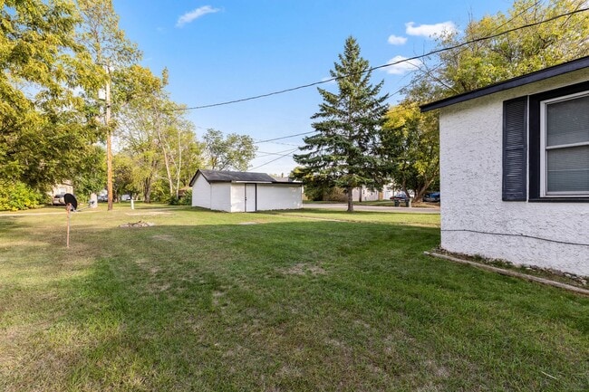 Building Photo - Cozy 3 bedroom, 1 Bathroom Home On Corner ...