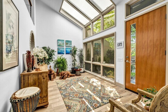 Building Photo - LAKEFRONT LUXURY ON LAKE STANLEY | FULLY FURNISHED + UTILITIES INCLUDED IN GUARDED LAKERIDGE SHORES