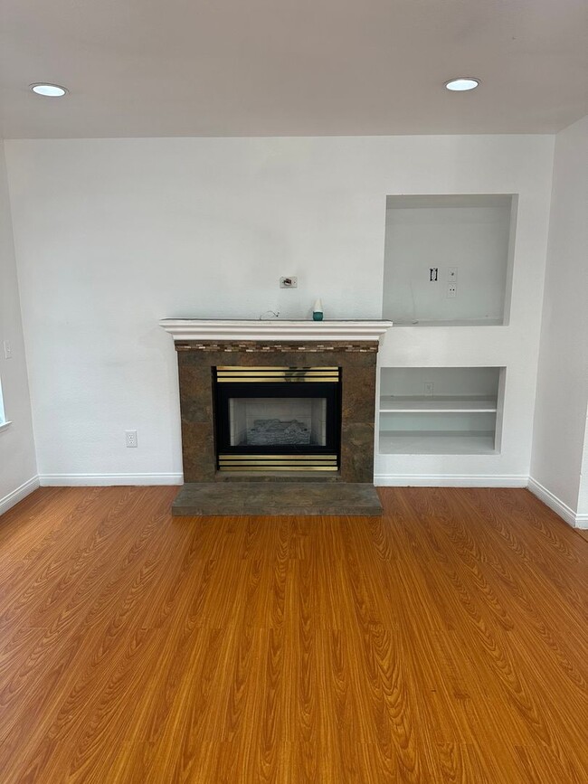 Building Photo - Stunning 3 Bed 3 Bath Duplex in Placentia with Open Floor Plan and Vaulted Ceilings.