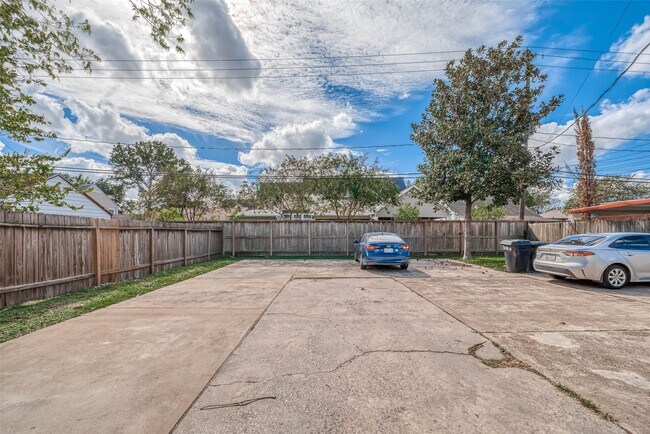 Building Photo - 6630 Lawndale St