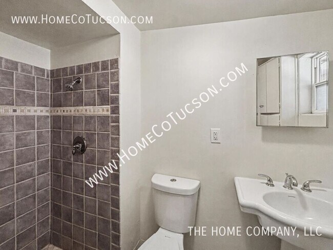 Building Photo - 800 N Alamo Ave