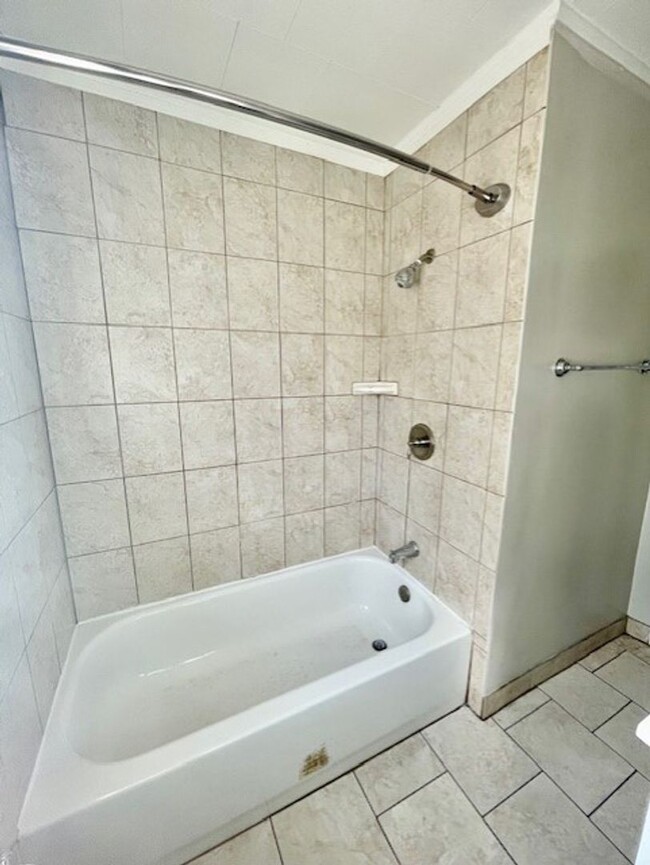 Building Photo - Welcome to this charming 2-bedroom, 1-bath...