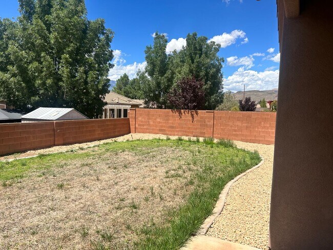 Building Photo - La Verkin Charm!