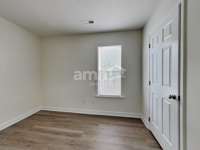 Building Photo - 105 Village Club Ln