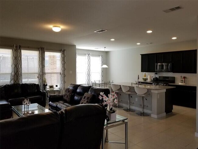 Building Photo - Stunning 5 beds 3 baths in Fort Worth!