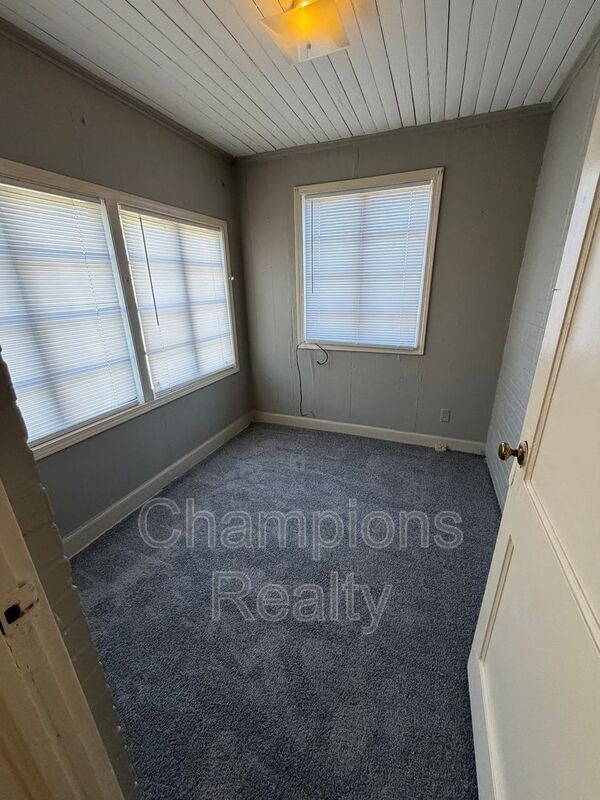 Building Photo - 2802 Pecan St