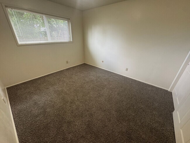 Building Photo - (964 - 01) 2 bedroom/1 Bath