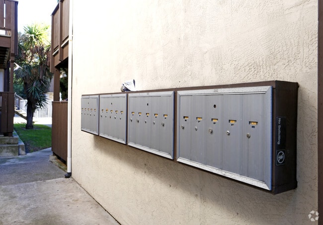 Building Photo - 46711 Crawford St