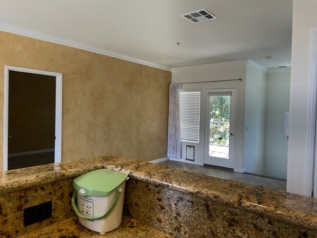 Building Photo - 2 Bedroom in Beautiful Tustin Golf Community