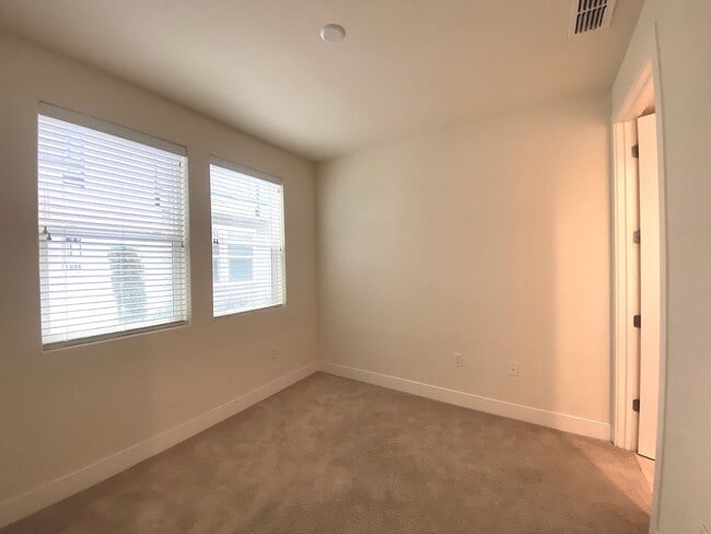 Building Photo - ALMOST NEW, SUPER CLEAN 2 BED, 2.5 BATHS, ...